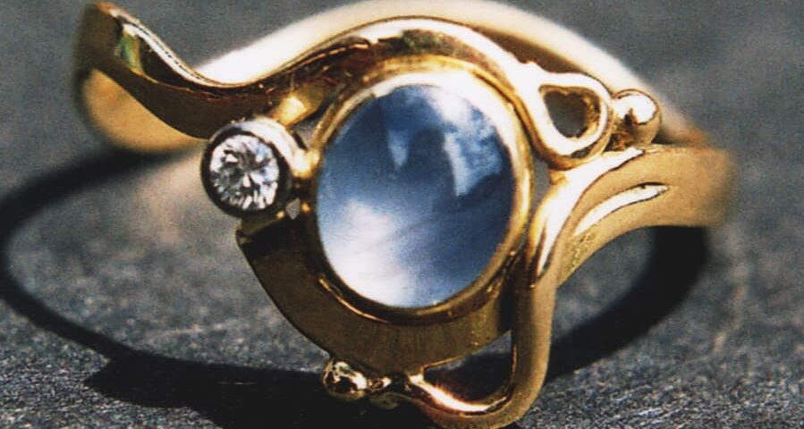18. 18ct Yellow Gold Star Sapphire and DIamond Ring