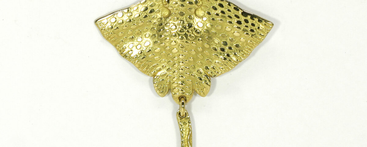 18ct yellow gold stingray pendant