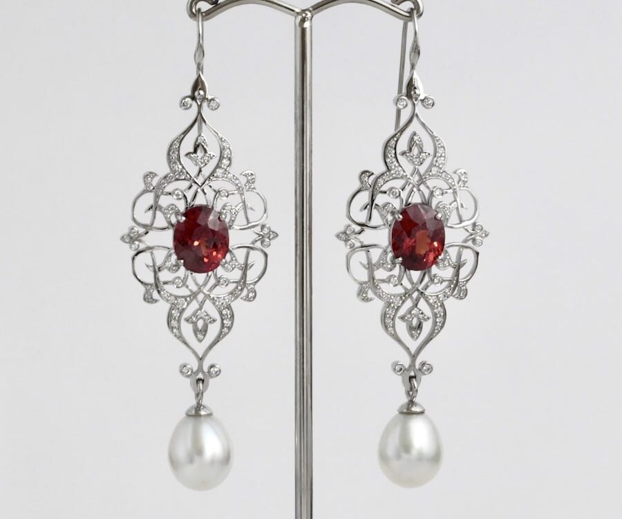 'Arabesque' platinum earrings set with 2 Spessartite garnets and 2 x 11mm southsea pearls